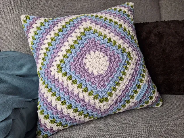 Kissenbezug Grannysquare, gehäkelt, Kissen, lila blau grün weiß, Deko, cushion, handmade Unikat - Einzelstück