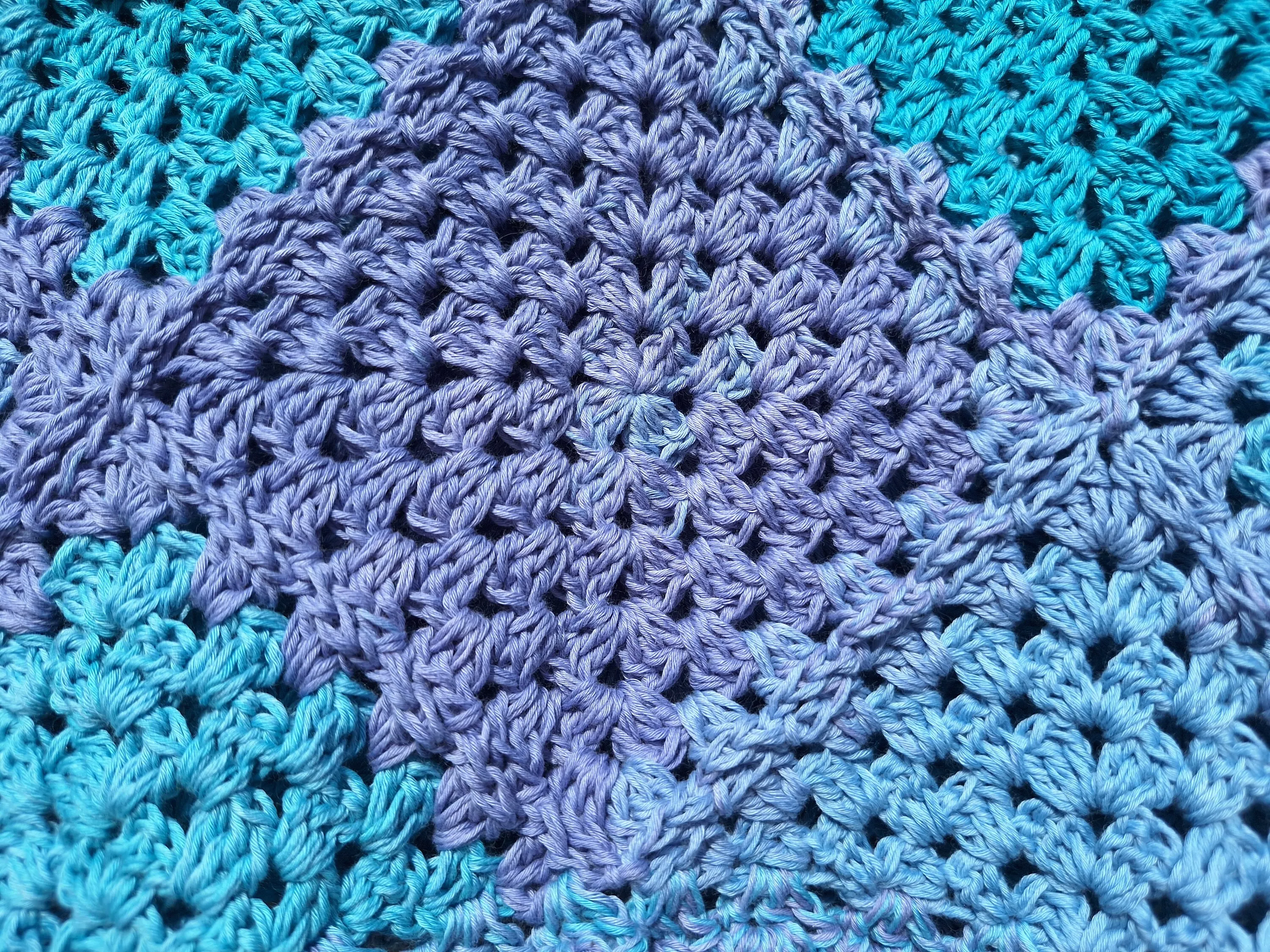 Top Grannysquare Blau / Lila / Türkis, Gr. XS-M — Ansicht 5 von 6